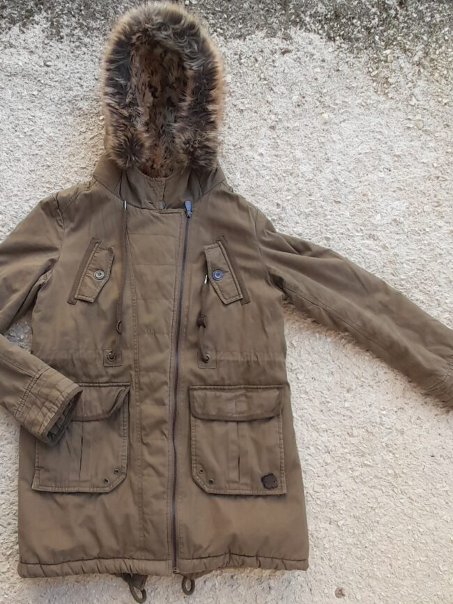 ΜΑΚΡΥΜΑΝΙΚΟ ΗΜΙΠΑΛΤΟ ΠΑΝΩΦΟΡΙ ΜΕ ΚΟΥΚΟΥΛΑ, ΤΣΕΠΕΣ ΚΑΙ ΕΣΩΤΕΡΙΚΗ ΕΠΕΝΔΥΣΗ ΣΥΝΘΕΤΙΚΗ ΓΟΥΝΑ