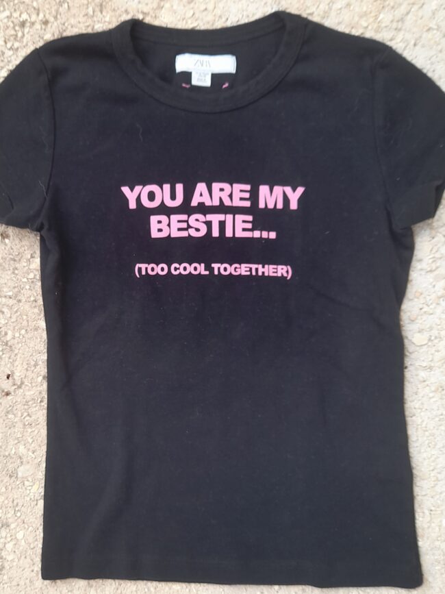 ΚΟΝΤΟΜΑΝΙΚΟ ΜΠΛΟΥΖΑΚΙ ΜΕ LOGO BESTIE